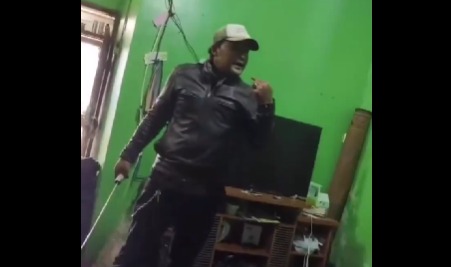 Pria Bersajam di Cimahi Cekcok dengan Warga, Diduga Dipicu Masalah THR